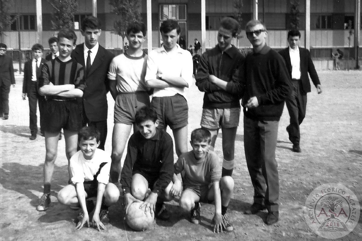 Squadra calcetto all'oratorio con dirigenti