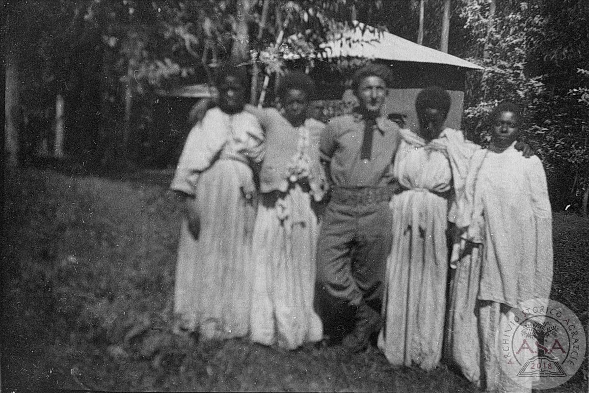 Ambrogio Porta con  quattro donne locali