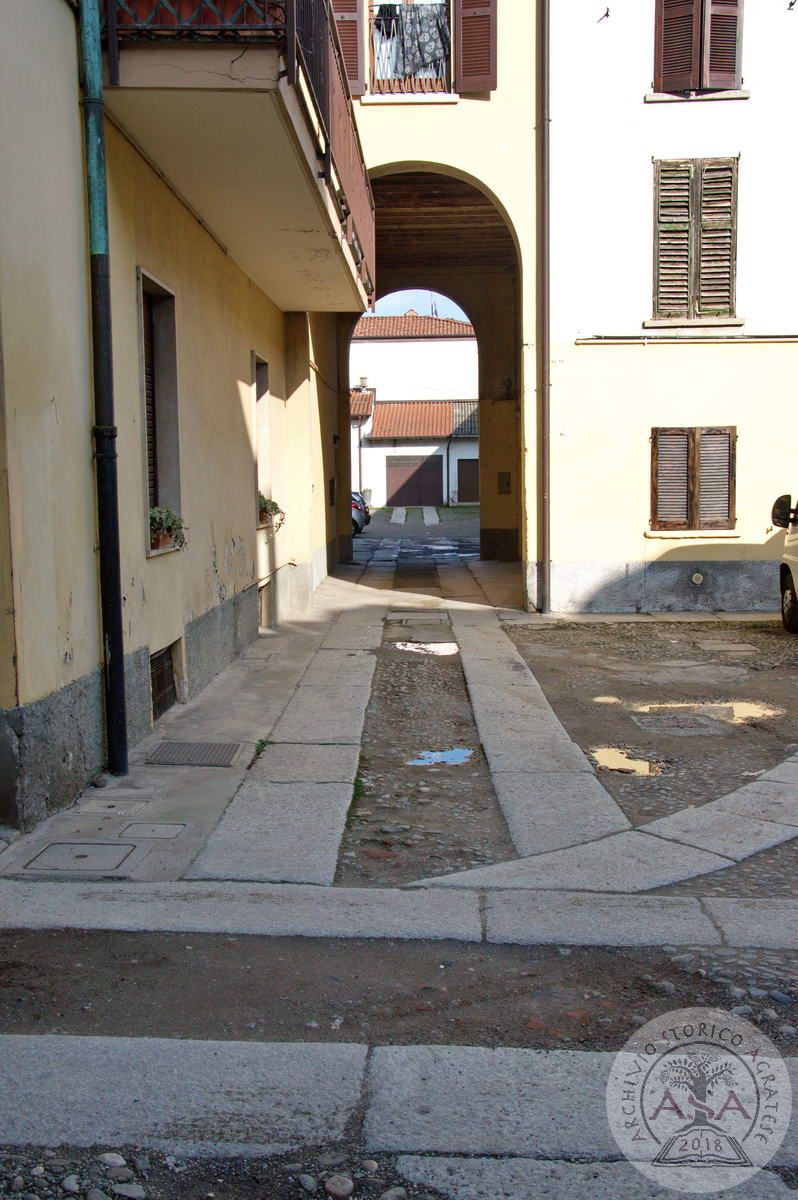 Omate, piazza Trivulzio, cortile interno di Curt Archint con passaggio