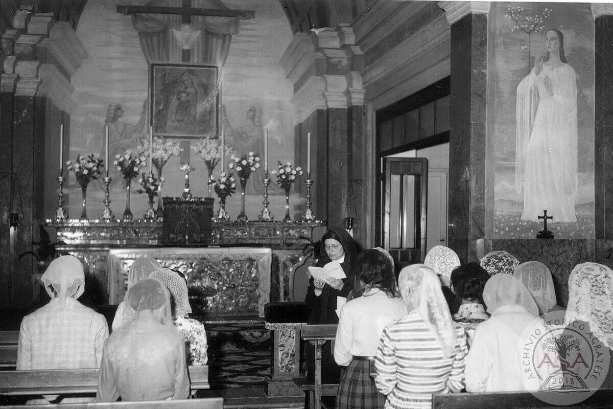 Preghiera nella chiesetta di S. Pietro
