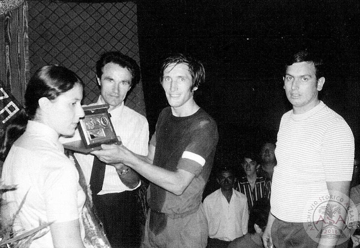 Premiazione Bar Carosello torneo serale 1971