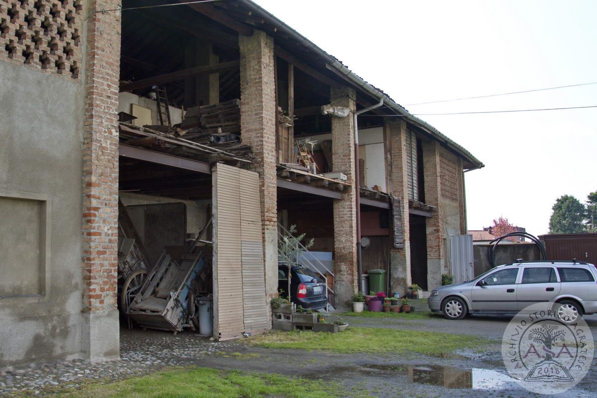 Omate, vecchi fienili nel cortile interno della cascina Cascinetta