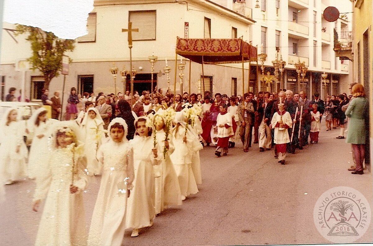 Processione con bambine per la prima comunione - don ivo Ortolina