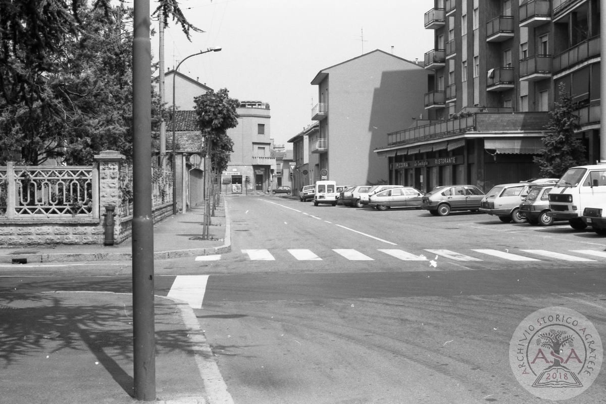 Via Monte Grappa, con ristorante La Cicala