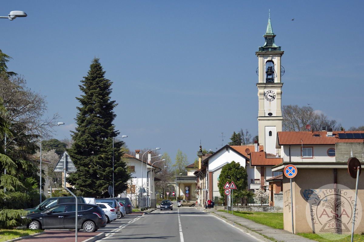 Omate, via degli Orti con vista della piazza della chiesa