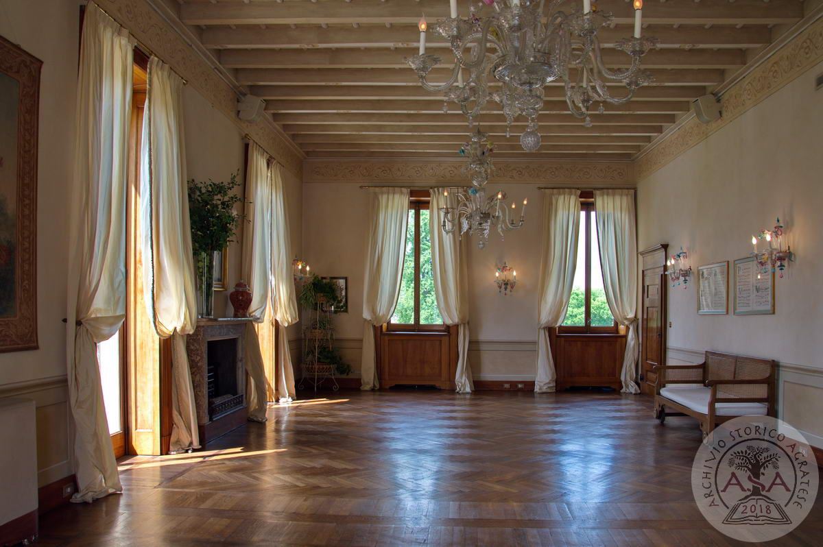 Villa Trivulzio - Interni - Salone con camino e tendaggi