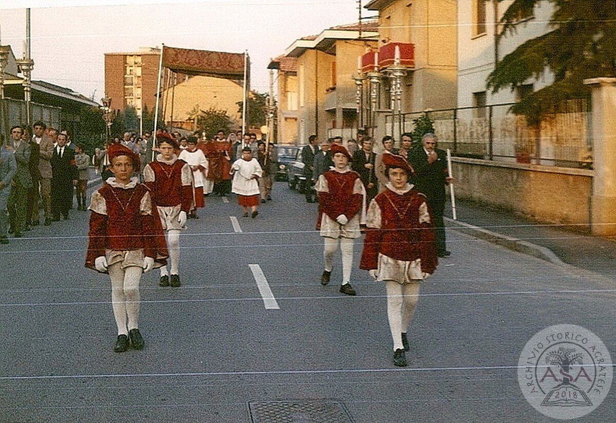 Processione con don Bruno Perego Via don Minzoni