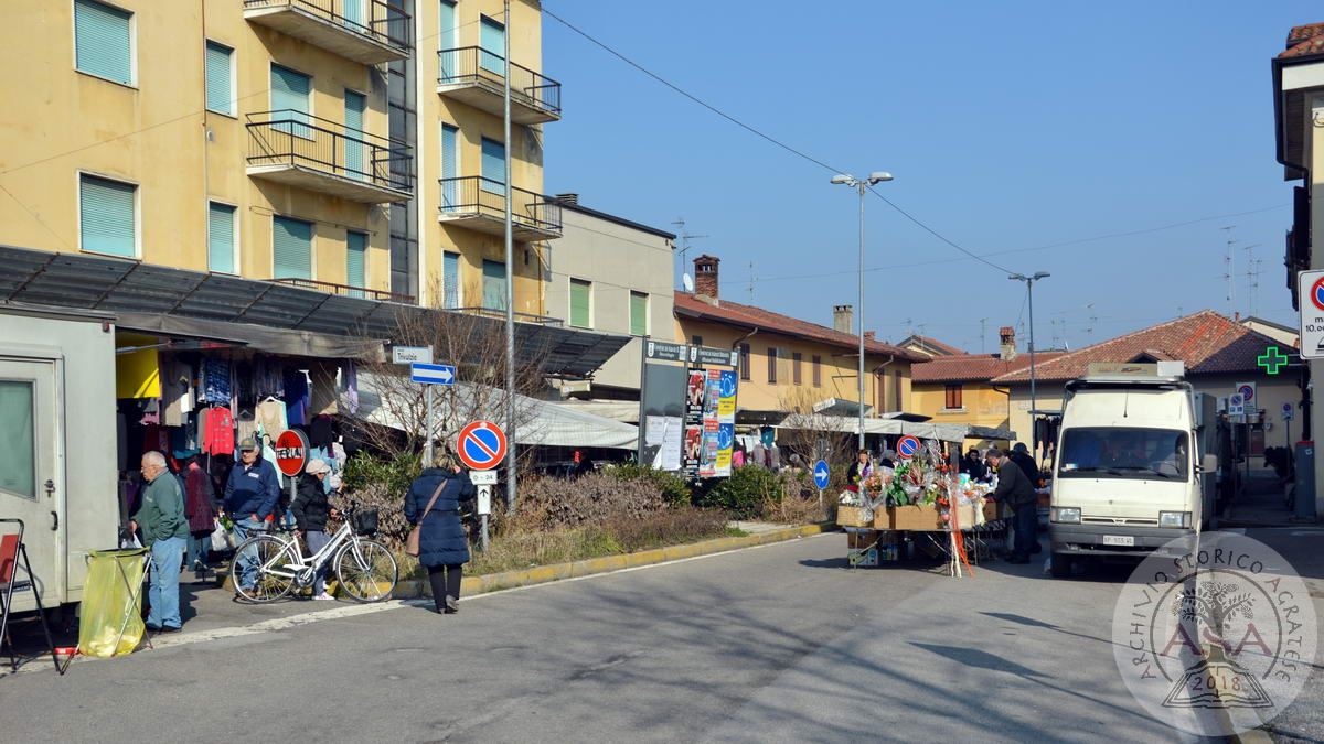 Viale Trivulzio con mercato