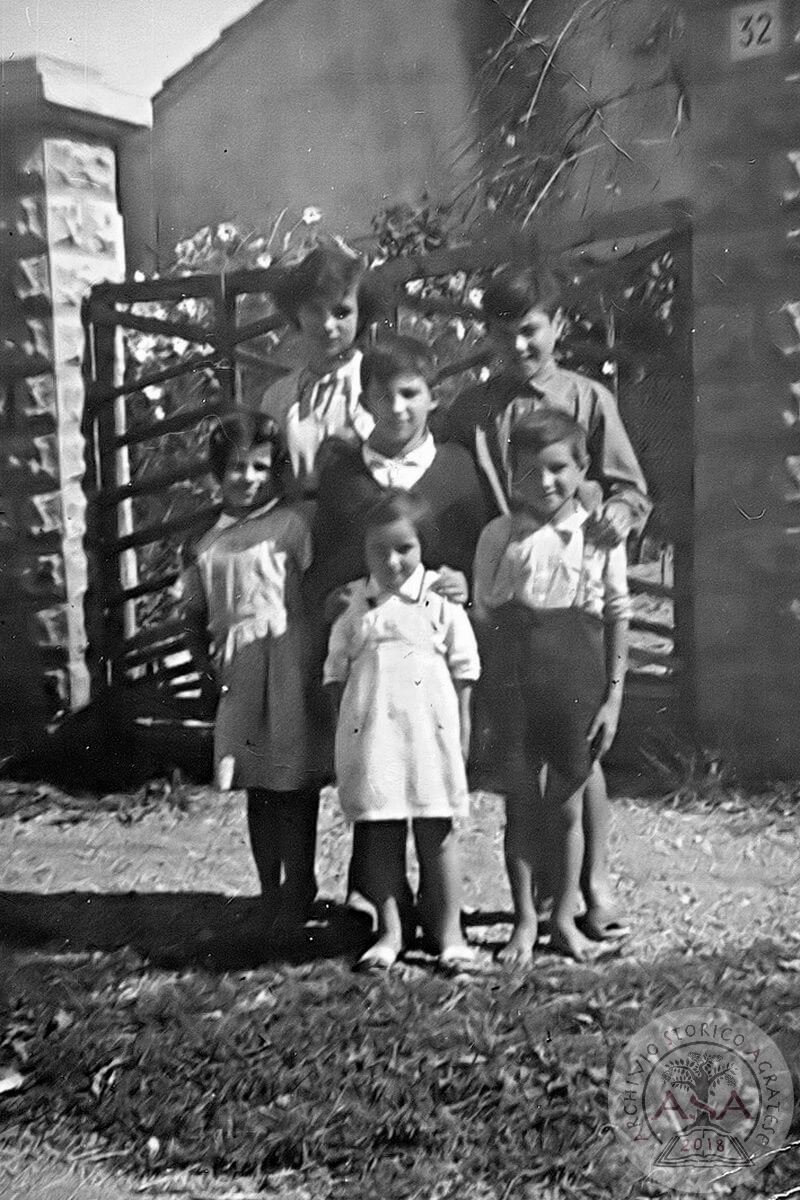 Gruppo di bambini in via Mazzini giardino suore