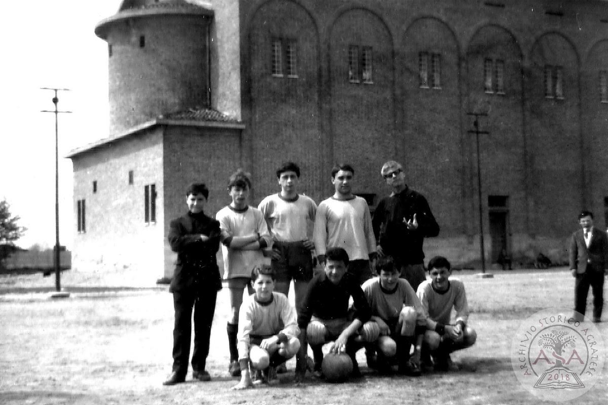 Squadra calcetto all'oratorio con dirigenti