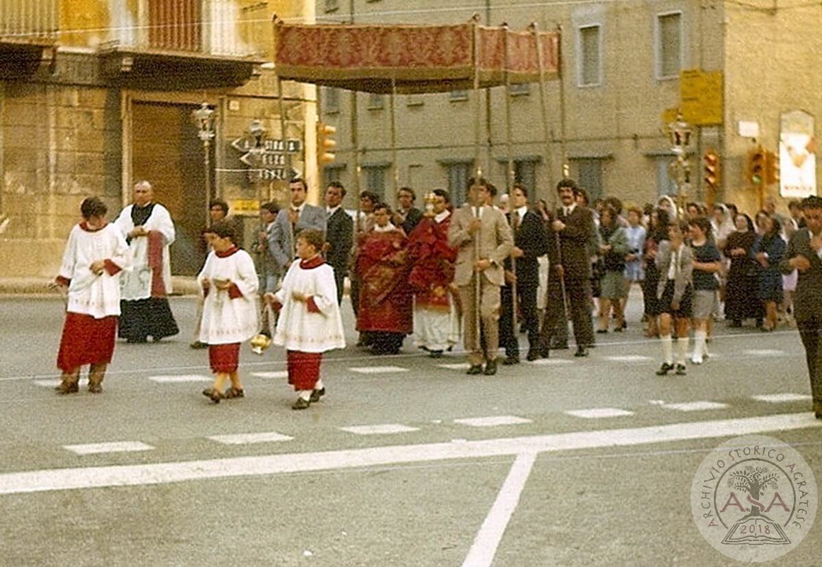 Processione con don Bruno Perego Piazza Pasquirolo