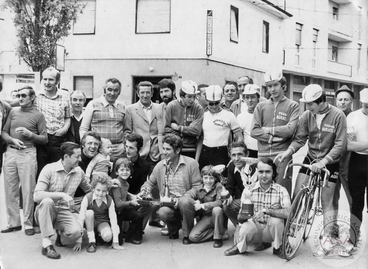 Foto di gruppo con dirigenti del Pedale Agratese