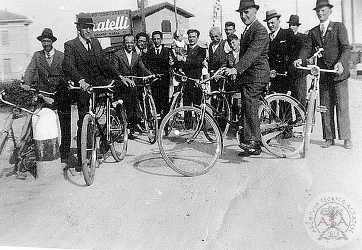 Gruppo di uomini con biciclette