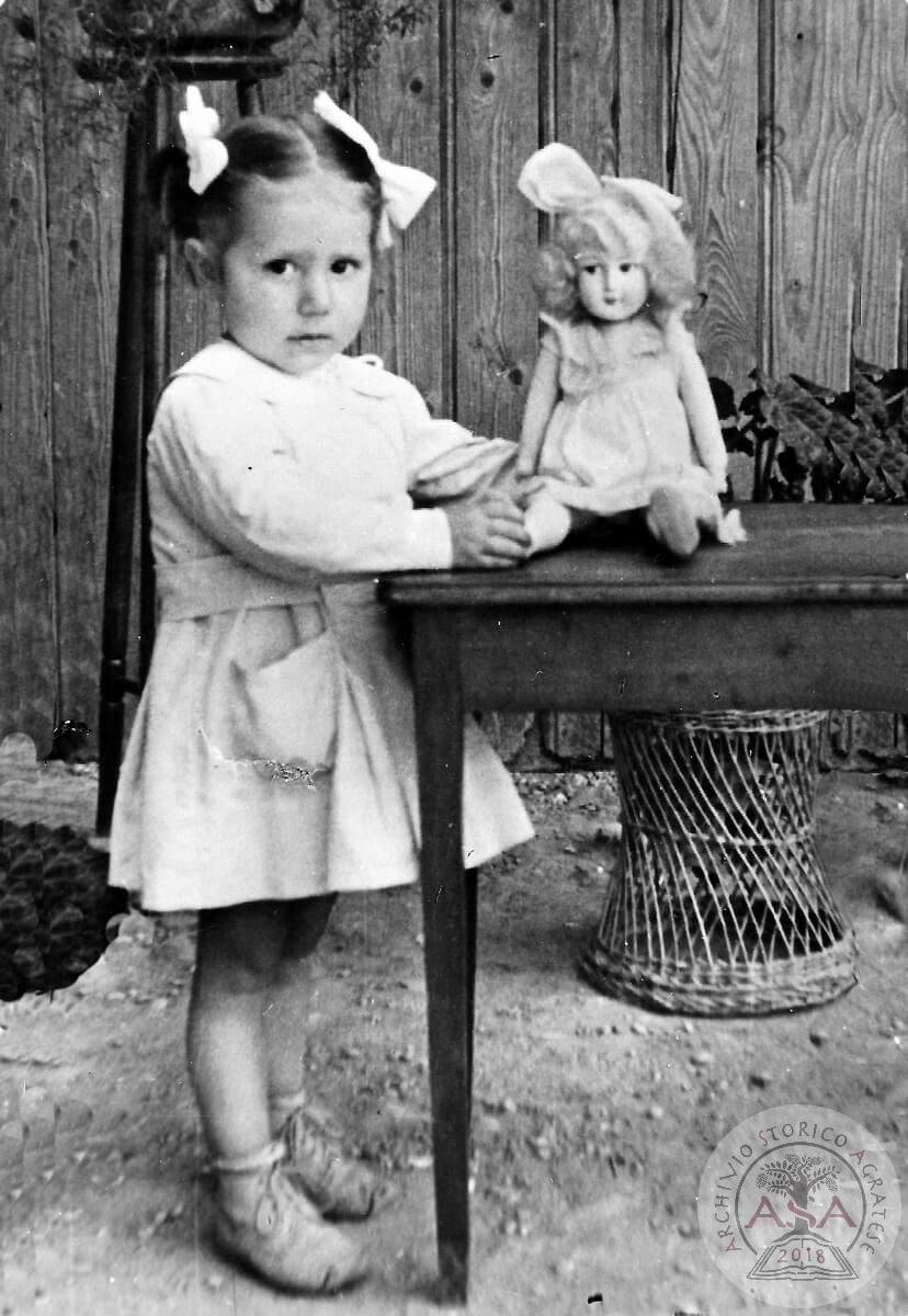 Bambina con bambola