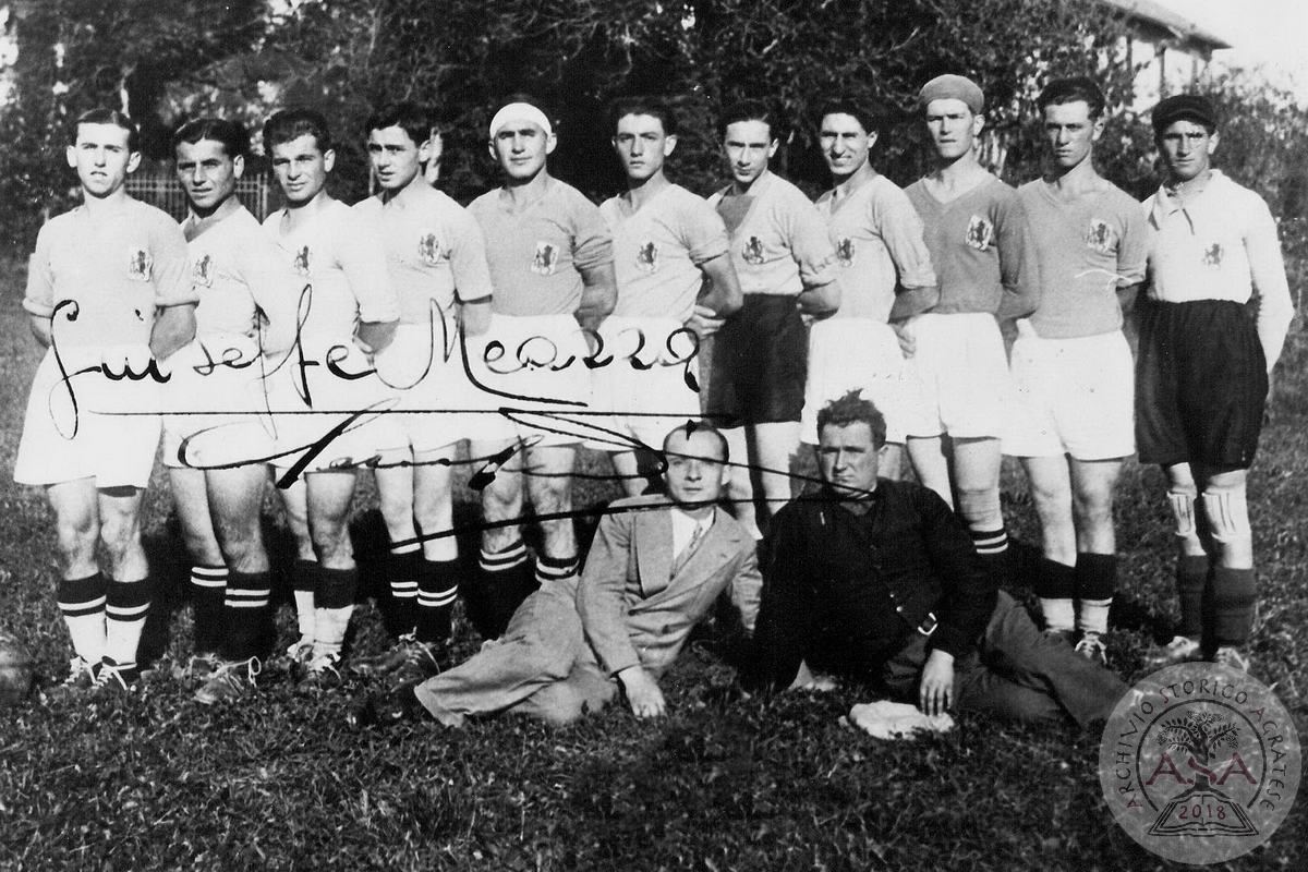 Squadra Agratesi con autografo di Meazza