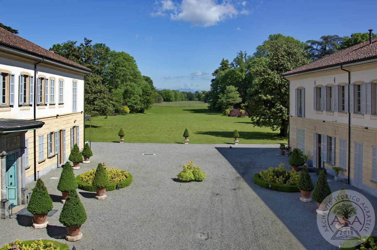 Villa Trivulzio - Esterni - Cortile interno con vista sul parco