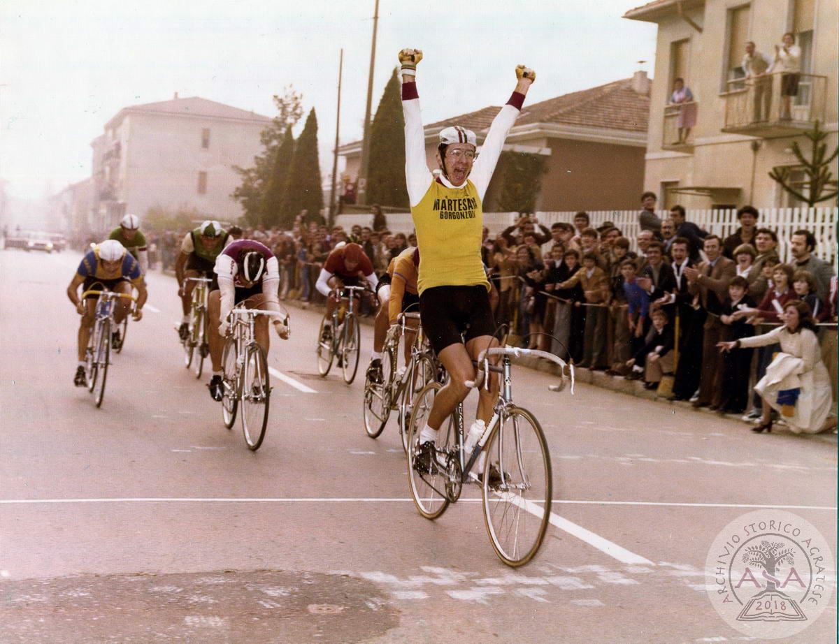 Arrivo di gara juniores con Maurizio Brambilla