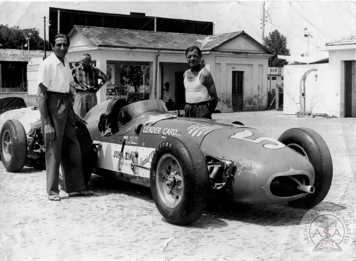 Luigi Villa con l'auto da Formula Indy