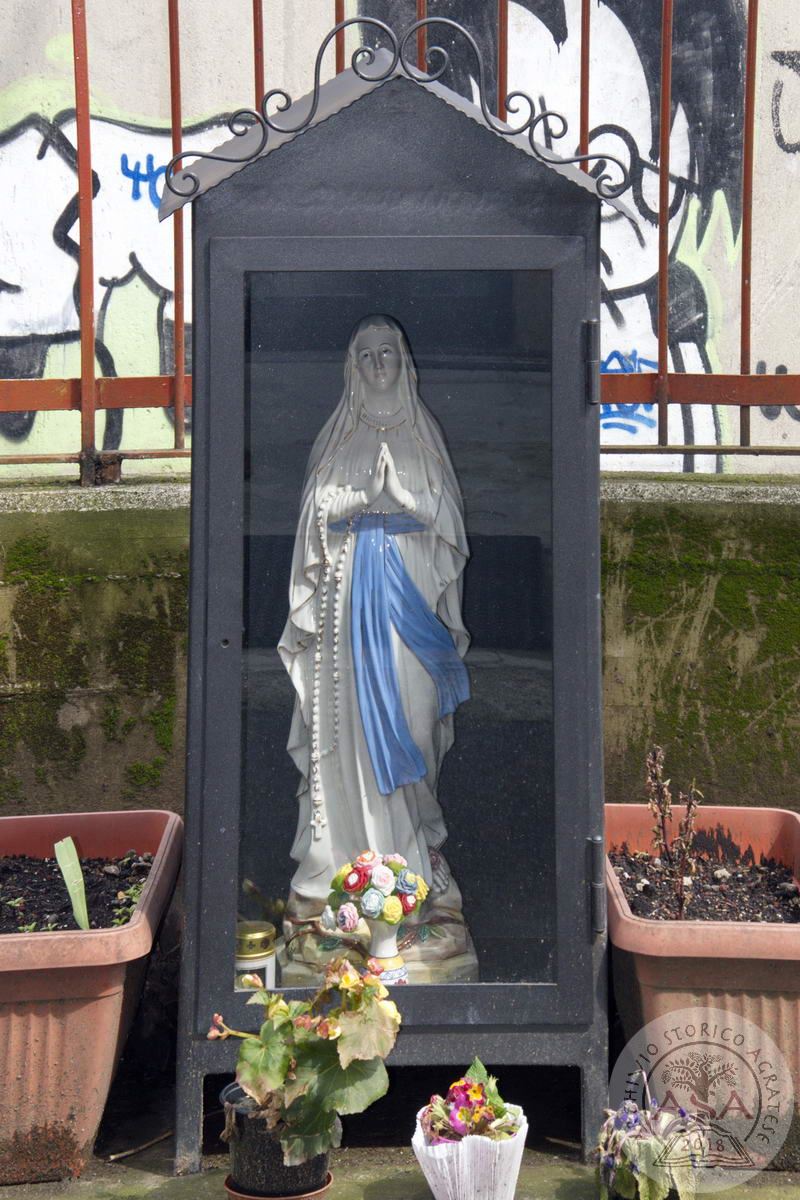 Omate, statua della Madonna presso scuola materna