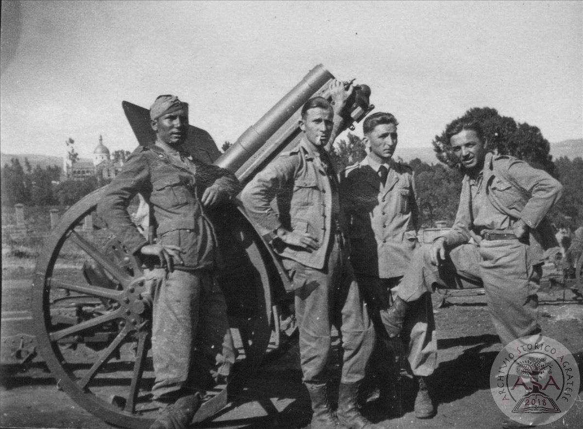 Gruppo di artiglieri in posa davanti a un cannone
