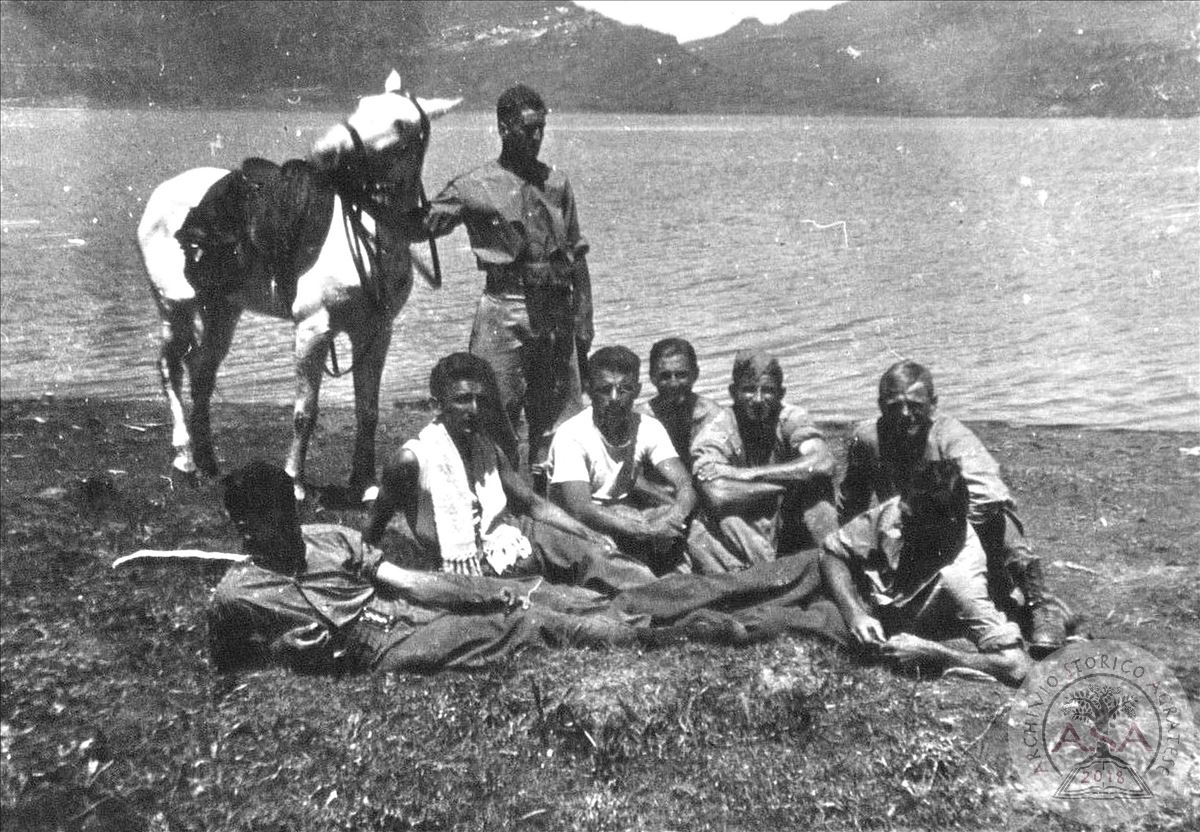 Gruppo di soldati in sosta sul fiume