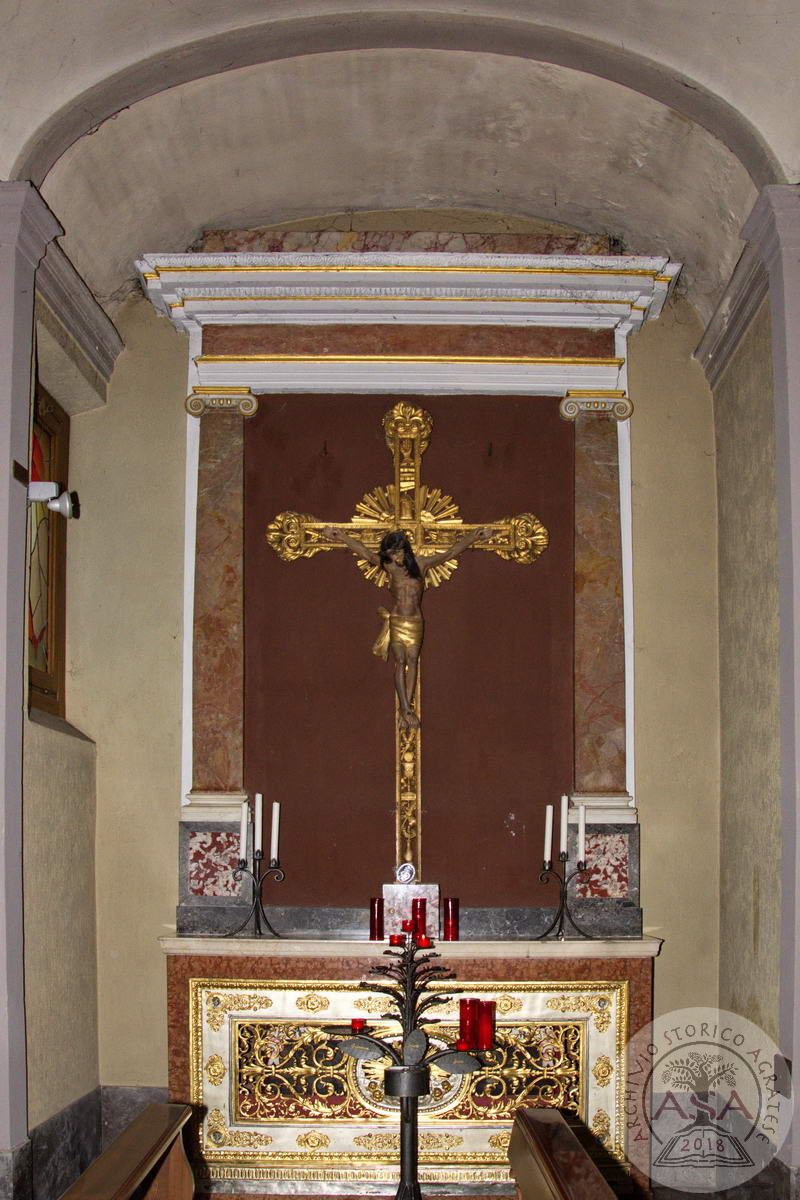 Chiesa parrocchiale di Omate - Cappella con crocifisso