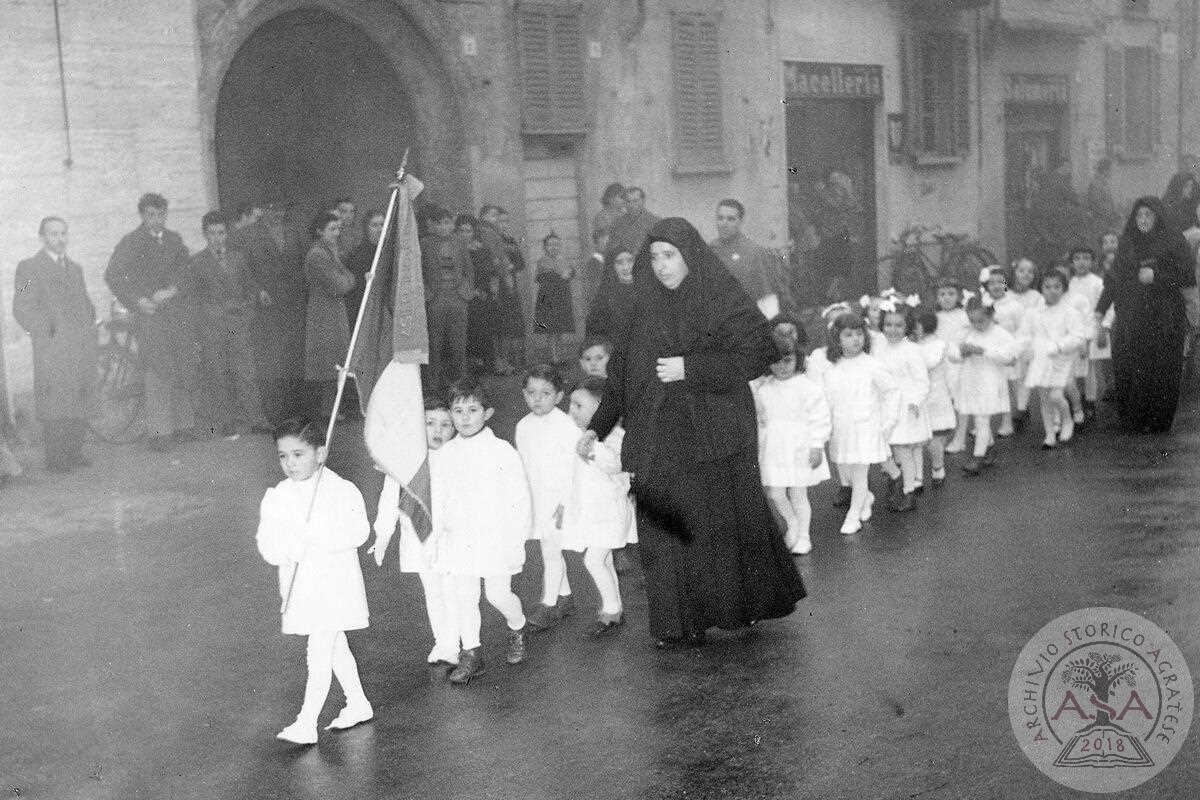 Processione di suore con bambini