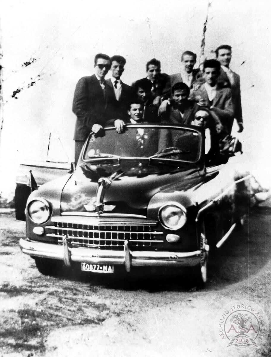 Gruppo con don Stefano Colombo su una Fiat 1400