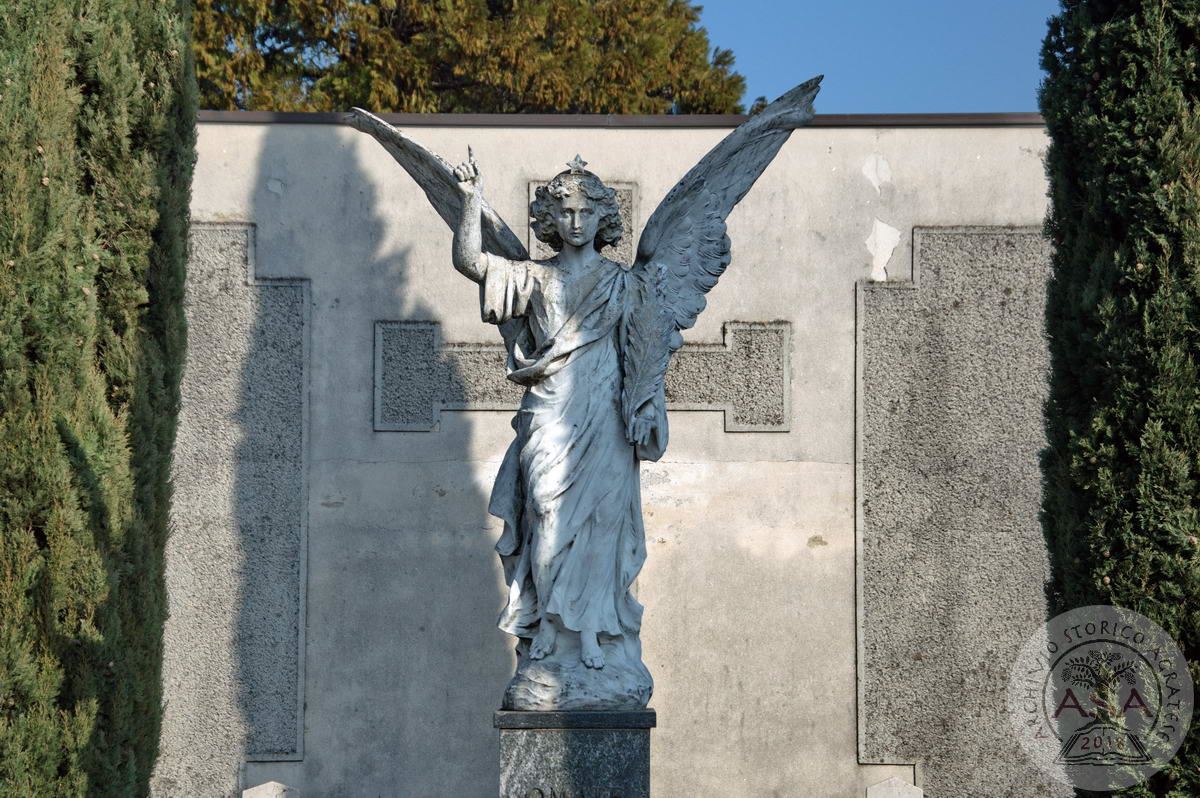 Omate, cimitero dei Caduti, dettaglio della statua