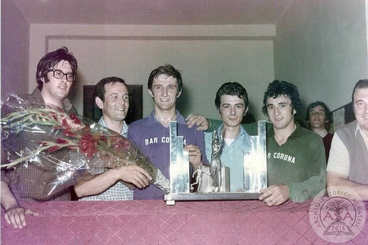 Premiazione squadra Bar Corona 1°- Torneo serale 1973