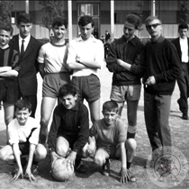 Squadra calcetto all'oratorio con dirigenti