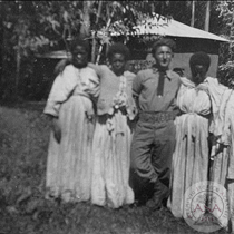 Ambrogio Porta con  quattro donne locali