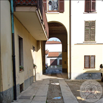 Omate, piazza Trivulzio, cortile interno di Curt Archint con passaggio