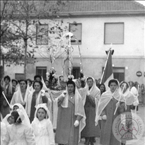Processione con Figlie di Maria con statua della Madonna