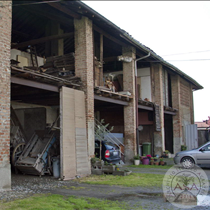 Omate, vecchi fienili nel cortile interno della cascina Cascinetta