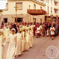 Processione con bambine per la prima comunione - don ivo Ortolina