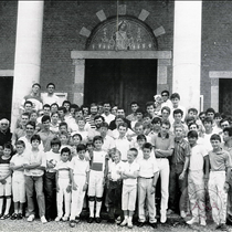 Gruppo di ragazzi con Don Maurizio Braga