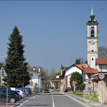 Omate, via degli Orti con vista della piazza della chiesa