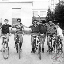 Gruppo di ragazzi in bicicletta