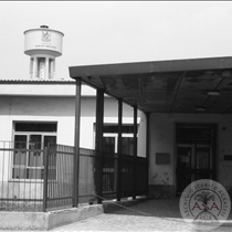 Ingresso dell'asilo di via Garibaldi con vista dell'acquedotto