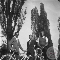 Tre uomini con biciclette