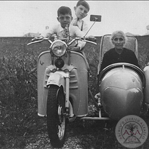 Nonna con nipoti su sidecar