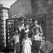 Gruppo di bambini in via Mazzini giardino suore