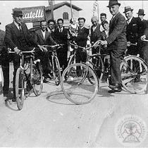 Gruppo di uomini con biciclette