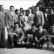 Gruppo di uomini con don Carlo Mariani