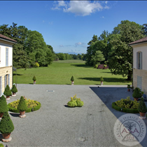 Villa Trivulzio - Esterni - Cortile interno con vista sul parco