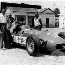 Luigi Villa con l'auto da Formula Indy