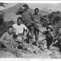 Gruppo di soldati in pausa rancio