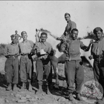 Gruppo di soldati in pausa rancio