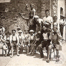 Bambini e ragazzi ai piedi del campanile